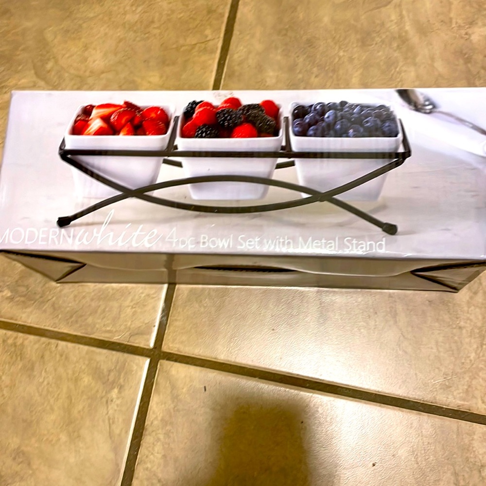 Bowl set, 4 piece, metal stand. Modern white